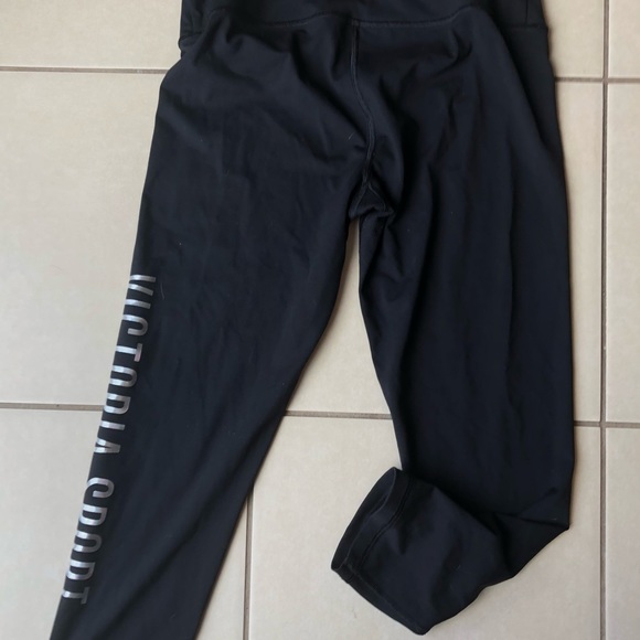 Victoria Secret Sport 3/4 length workouts legging. Sexy, squat proof!! - Picture 4 of 6